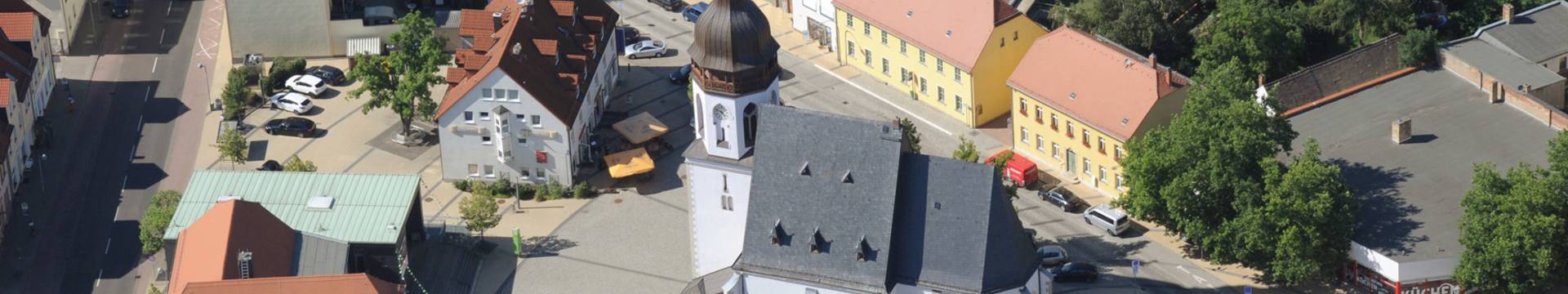 Blick auf das Zentrum von Markranstädt mit der Kirche St. Laurentius und dem Bürgerrathaus